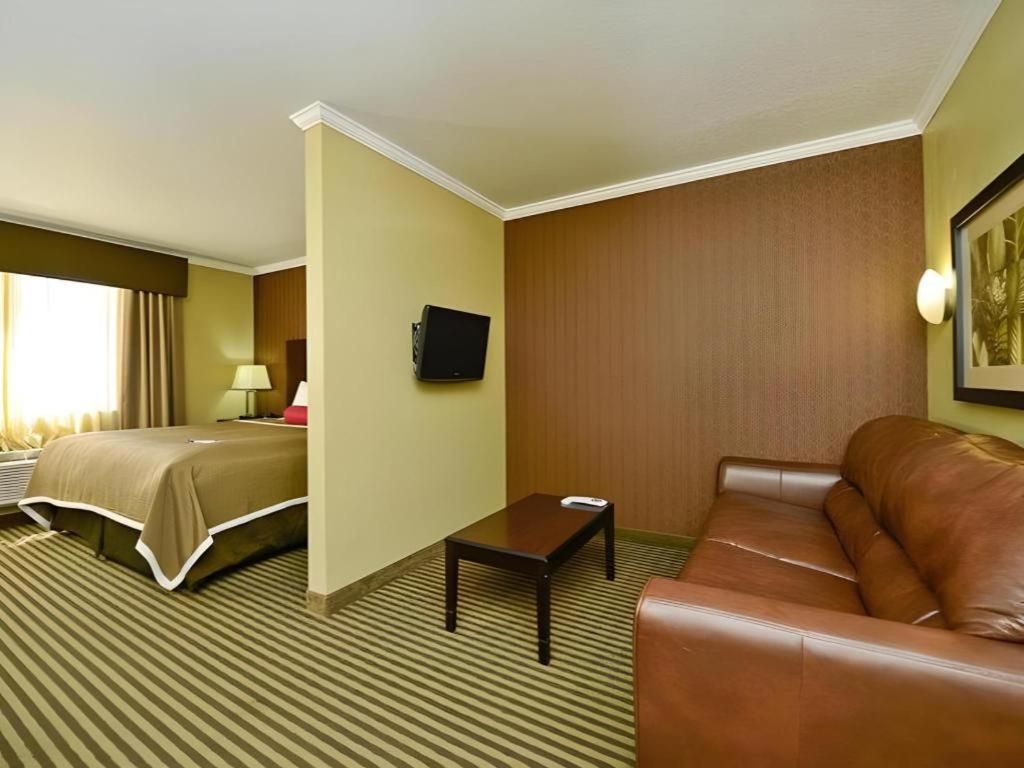 Best Western Plus Olathe Hotel Екстериор снимка