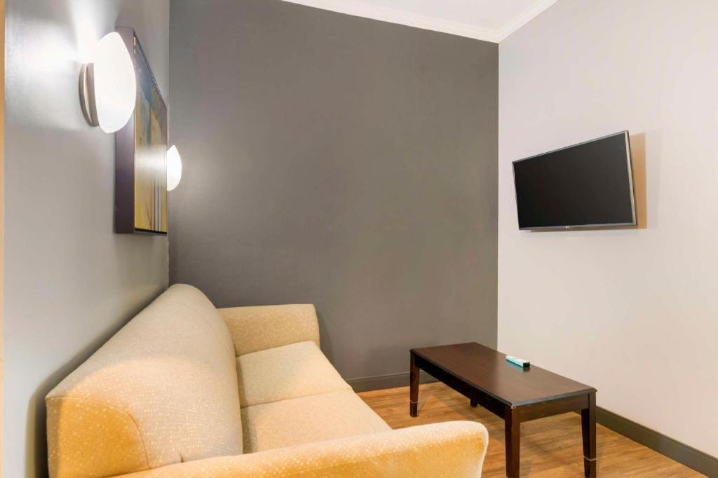 Best Western Plus Olathe Hotel Екстериор снимка