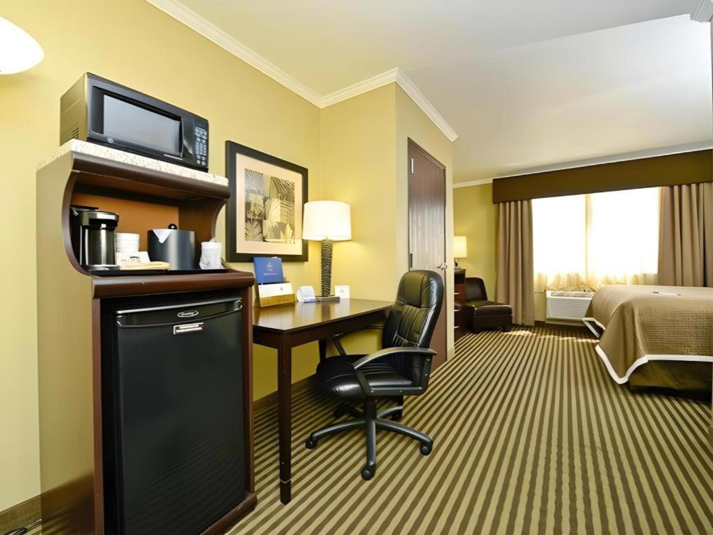 Best Western Plus Olathe Hotel Екстериор снимка
